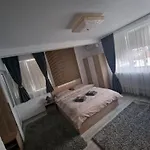 Gazde/Camere de închiriat Casa Darya-24h Check-in